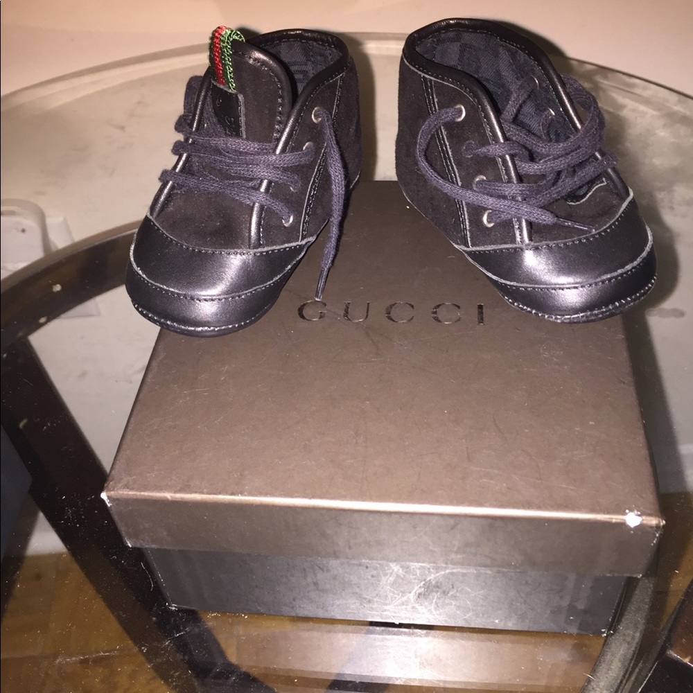 Gucci crib shoes 0/3months